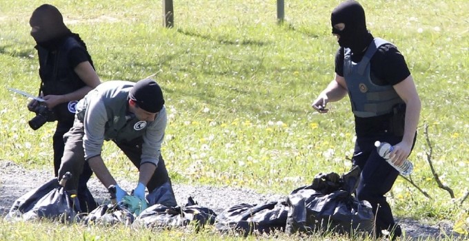 Silah bırakan ETA dağılmıyor