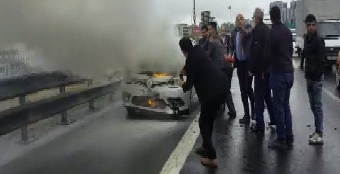TEM'deki otomobil yangınını vatandaşlar söndürdü