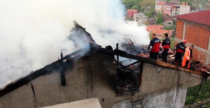 Zonguldak'ta evinde yangın çıkan genç canını zor kurtardı