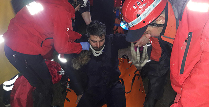 Bursa'da dereye düşen genç 2 saatlik operasyonla kurtarıldı