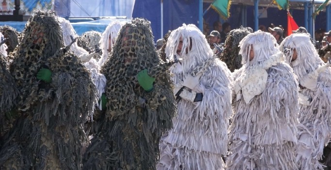İran'dan 'Ordu Günü'nde gövde gösterisi