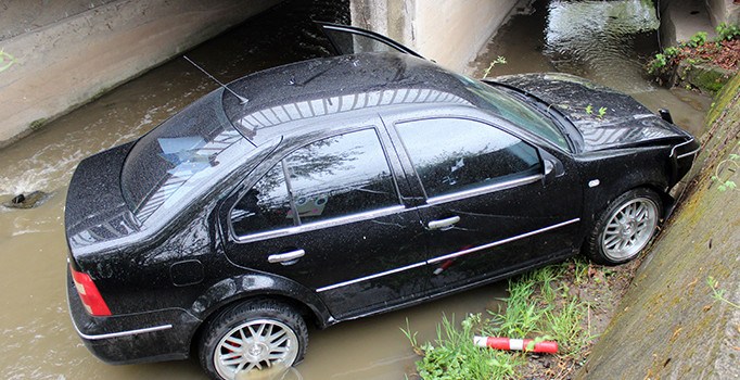Dereye uçan otomobilin sürücüsü yara almadan kurtuldu