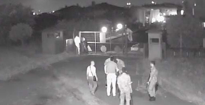 Darbeci üsteğmenden erlere 'Babanız gelse de vurun' emri