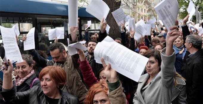 İtirazda bulunmak isteyenler YSK önünde kuyruk oluşturdu