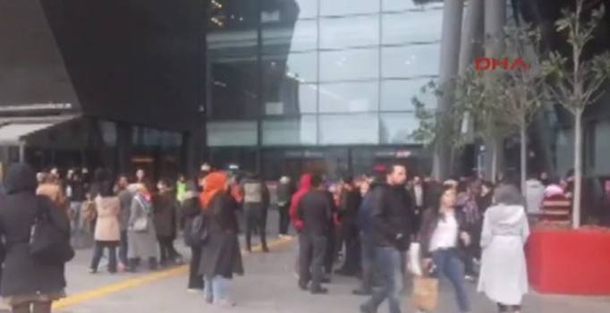 İstanbul'daki AVM'de yangın paniği | Son dakika haberleri