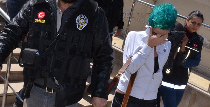 Bursa'da yeşil saçlı kıza uyuşturucu gözaltısı