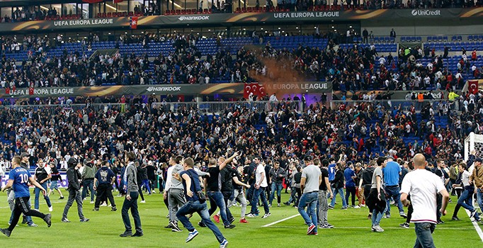 UEFA, Beşiktaş ve Lyon'a 2 yıl ertelemeli 1 yıl men cezası verdi