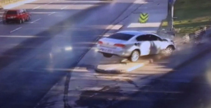 Şişli'de otomobil bariyerlere ok gibi saplandı