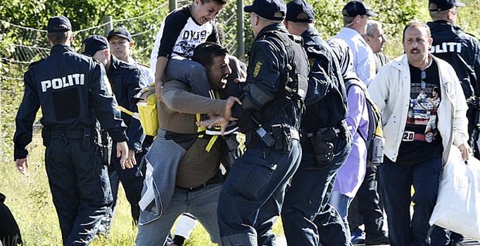 Danimarka'da bir polis mülteciler tarafından bıçaklandı