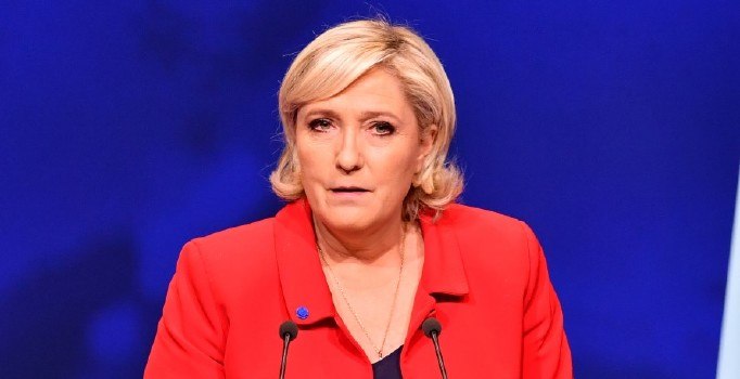 Le Pen, etrafında AB bayrağı istemedi