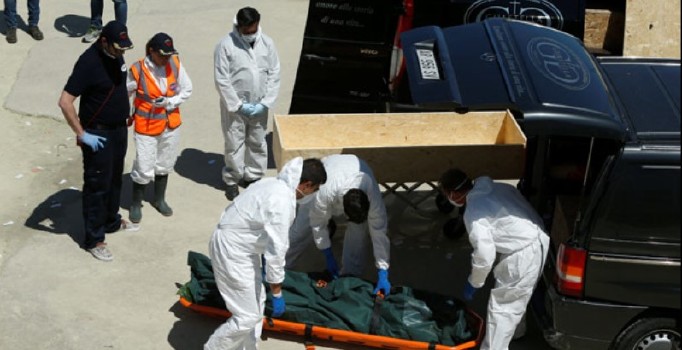 Akdeniz'de boğularak ölen mültecilerin cesetleri kıyıya taşındı