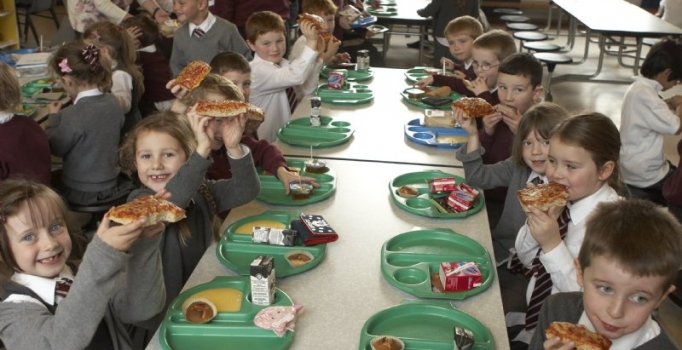 Fransa'da domuz eti yemeyen çocuklara ayrımcılık