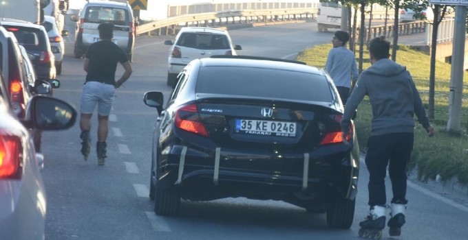İzmir'de patenli gençlerin tehlikeli oyunu