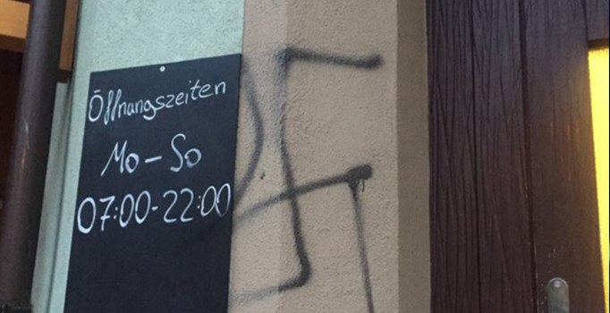 Almanya'da cami derneğine ırkçı saldırı