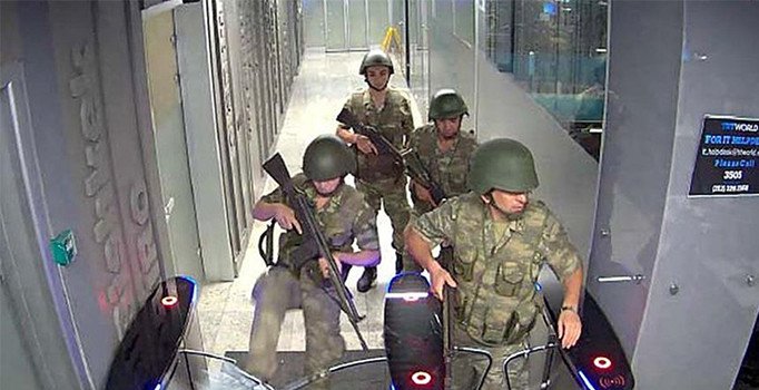 TRT'yi basan darbeci askerler taksiyle kaçmışlar