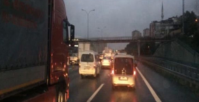 Ağır vasıta araçlarının yasak saatini delmesiyle TEM'de trafik durma noktasına geldi!