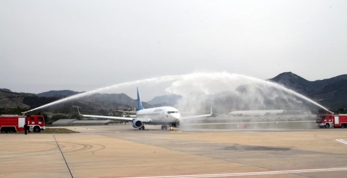 Rus turistler, havalimanında su takıyla karşılandı