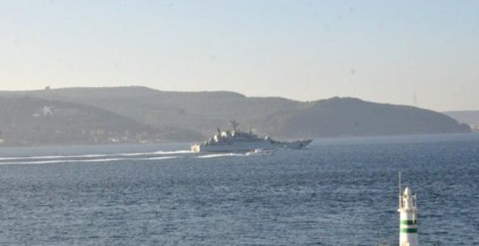 Rus savaş gemisi İstanbul Boğazı'ndan geçti