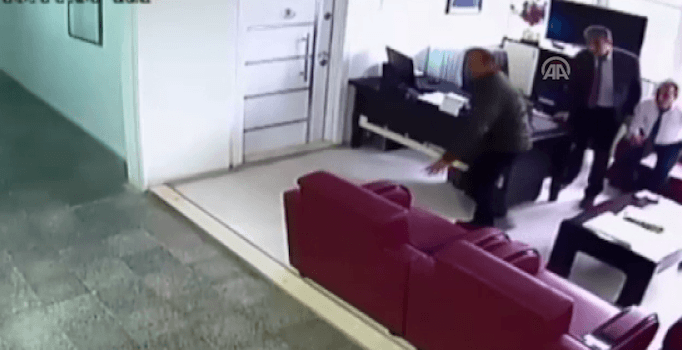 Manisa Selendi'de 4,9 büyüklüğündeki deprem kamerada | Video