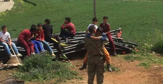 Şehidin 10 yaşındaki kardeşine komutandan teselli etti