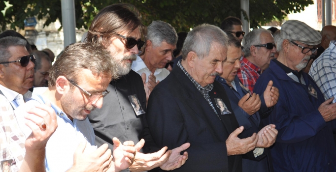 Erdal Beşikçioğlu'ndan annesine son görev