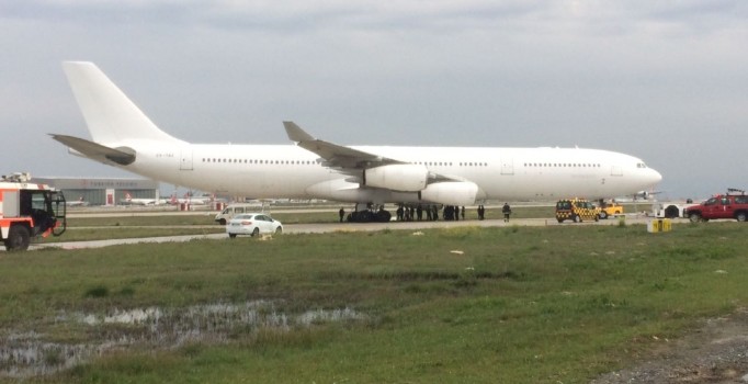 Atatürk Havalimanı’na bakıma gelen uçak toprağa çıktı