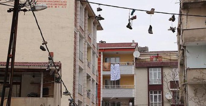 Esenyurt'ta şaşırtan görüntü: Yüzlercesi tellere asıldı