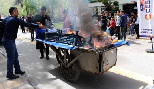 Zabıtaya kızdı, seyyar tazgahını yaktı | Diyarbakır haberleri