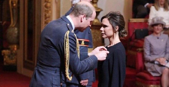 Victoria Beckham Britanya İmparatorluk Nişanı aldı