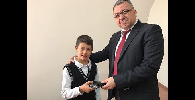 Ortaokul öğrencisi bulduğu parayı sahibine teslim etti | Hatay haberleri