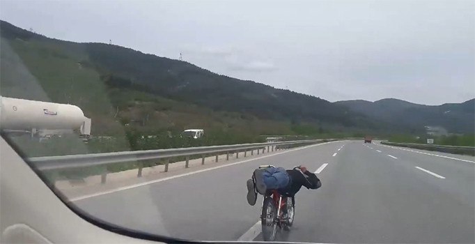 Hız tutkunu motosikletçilerin tehlikeli yolculuğu