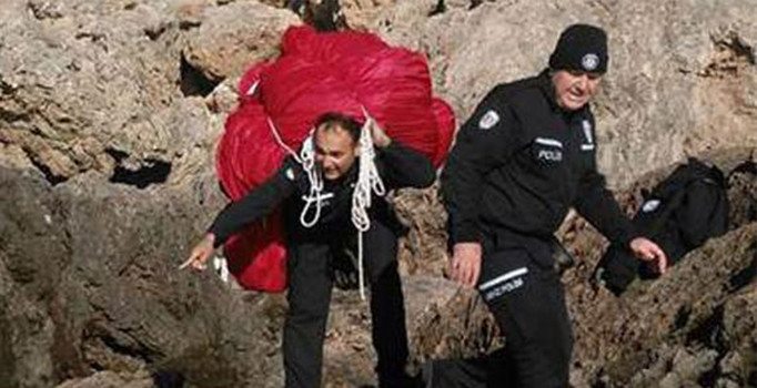 100 kiloluk Türk bayrağını sırtında taşıdı