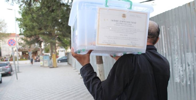 FETÖ’nün mağdur ettiği diplomalı öğretmen simit satıyor