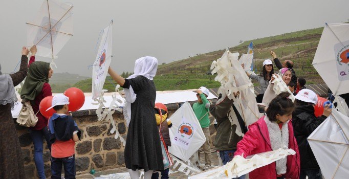 Diyarbakır'ın Sur ilçesi uçurtmalarla renklendi | Diyarbakır haberleri