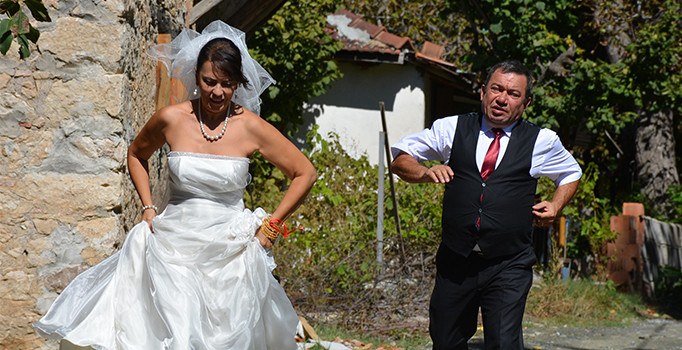 Yeşim Salkım düğününde giydiği gelinliği hayranına hediye etti