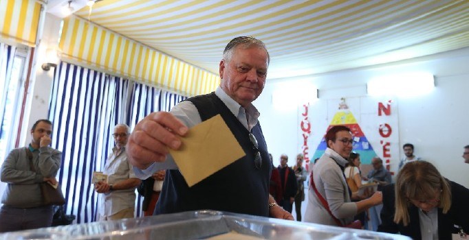 Fransa’da cumhurbaşkanı seçimi oy verme işlemine devam