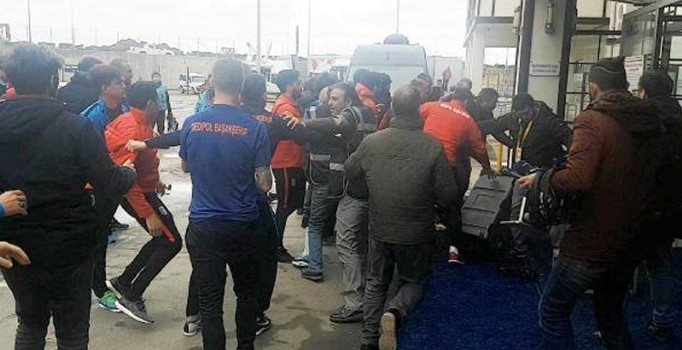 Başakşehir Yalçın Ayhan ve Ufuk Ceylan'ı kadro dışı bıraktı