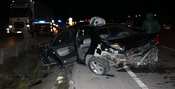 Sakarya'da iki otomobil çarpıştı: 9 yaralı