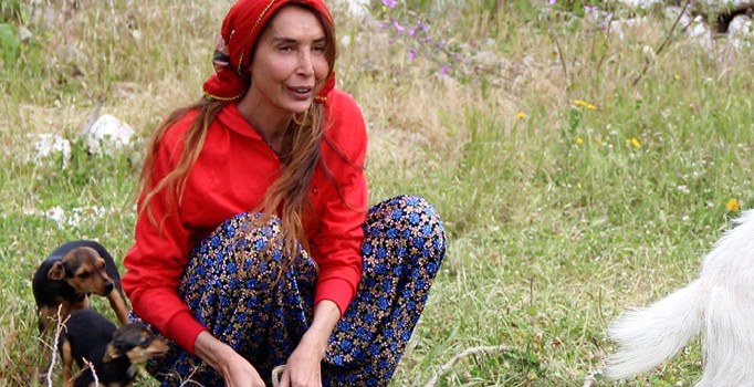 Podyumların yıldızı Bilun Dohmen şimdi koyun otlatıp tavuk besliyor