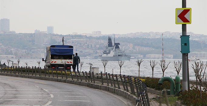 İngiliz savaş gemisi İstanbul Boğazı’ndan geçti