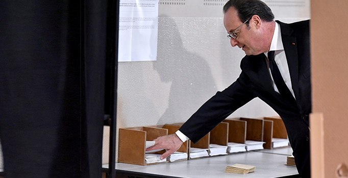 Hollande, oy kullanırken kendi partisinin pusulasını almaması dikkat çekti