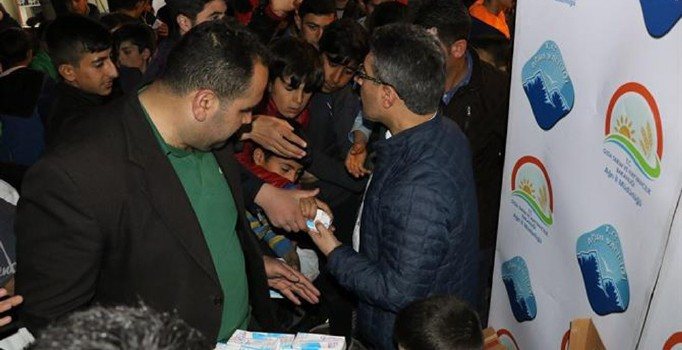 Ağrı’da Miraç Kandili nedeni ile süt dağıtımı yapıldı