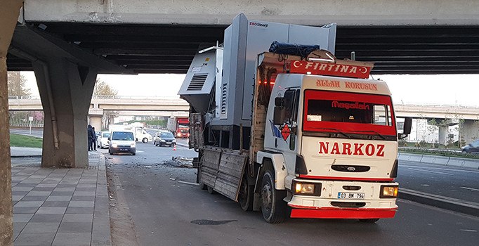 Başkent'te elektrik panosu yüklü kamyon köprüye sıkıştı