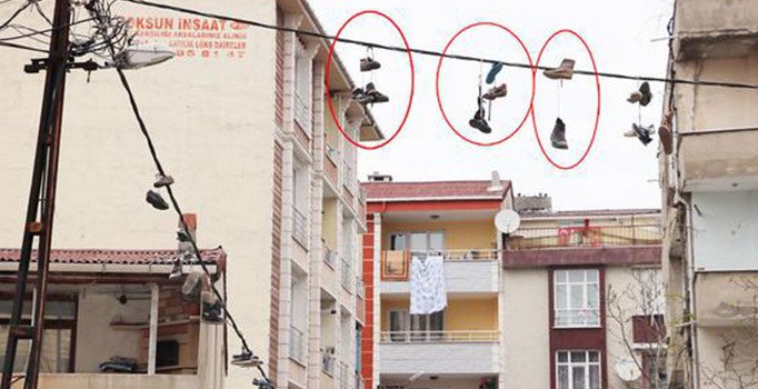 Tellere asılı ayakkabılarda anlatılmak istenen mesaj ne?