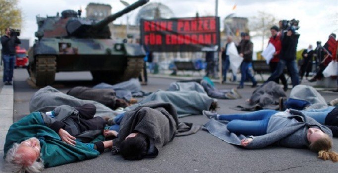 Almanlar Türkiye'ye tank ihracatını protesto etti