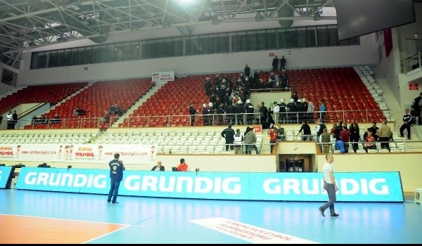 Fenerbahçe Galatasaray derbisinde olaylar çıktı