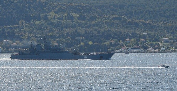 Rus savaş gemisi Çanakkale Boğazı'ndan geçti