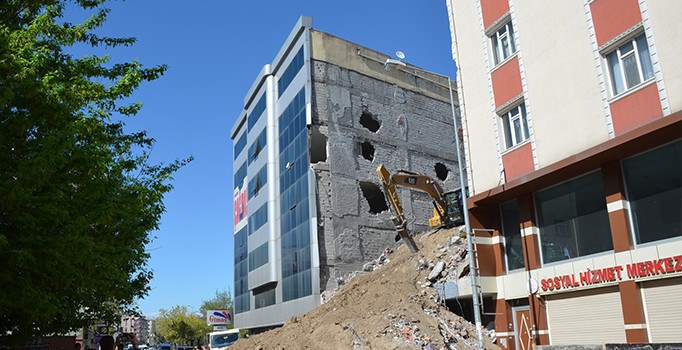Iğdır'da yıkım çalışması sırasında bina çöktü