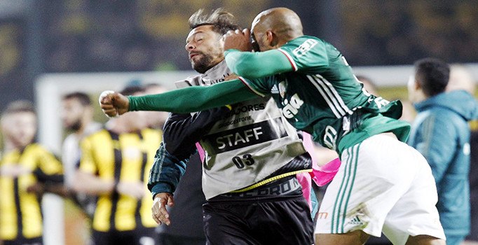 Melo rakibine yumruk attı