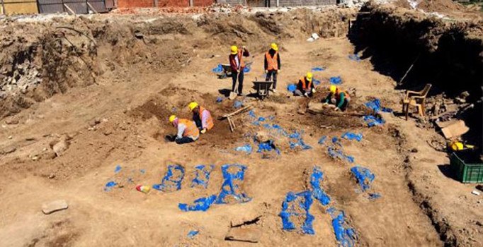 Mevlana Müzesi'nin bahçesinde kapak ve mezar taşları bulundu